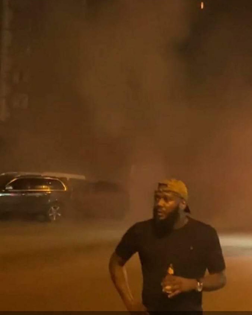 Beber com o prédio a cair Blank Meme Template