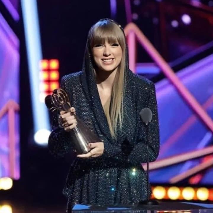 High Quality Taylor Swift iHeartRadio Music Awards 2023 Blank Meme Template