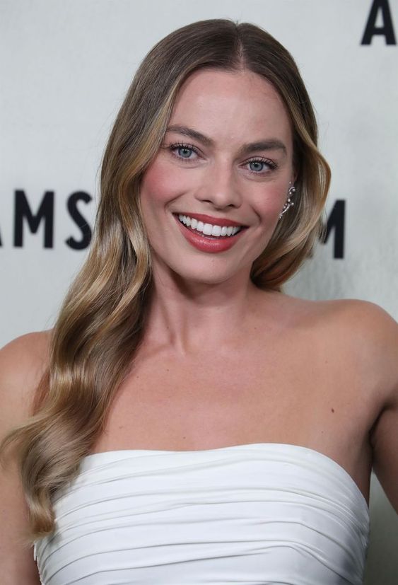 High Quality Margot Robbie Blank Meme Template