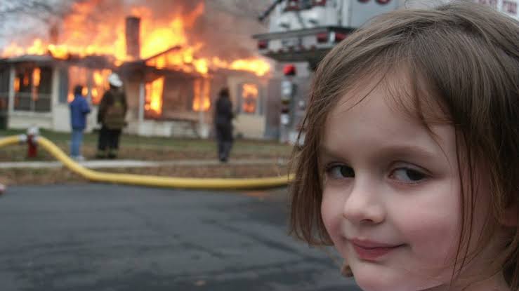 Niña sonriendo con fuego atras Blank Meme Template