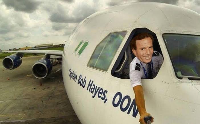 Julio Iglesias pilotando un avión Blank Meme Template