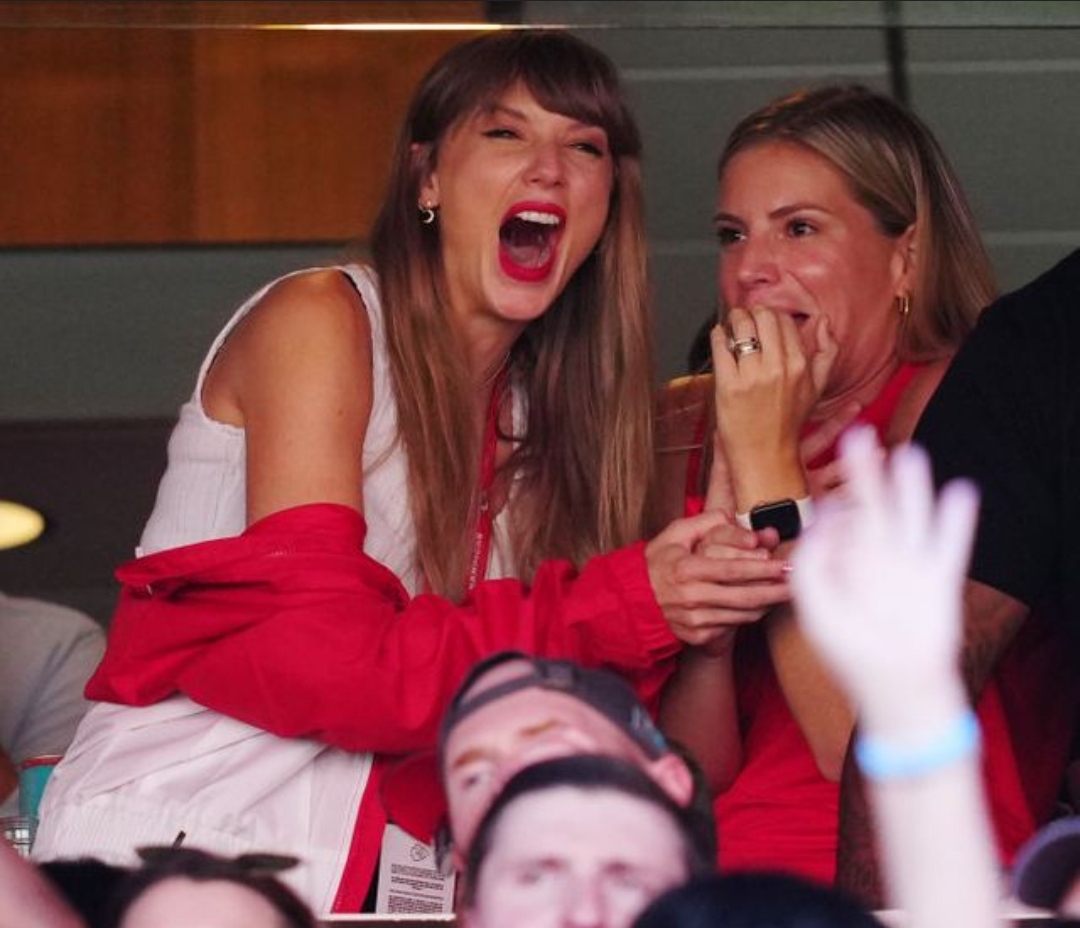 High Quality Taylor swift chiefs Blank Meme Template