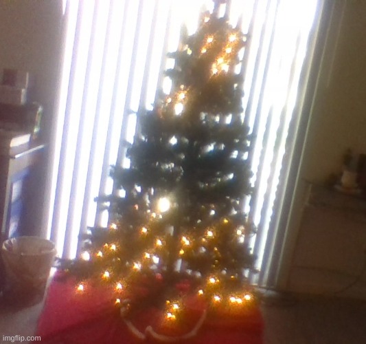 middle tree got no lights | made w/ Imgflip meme maker