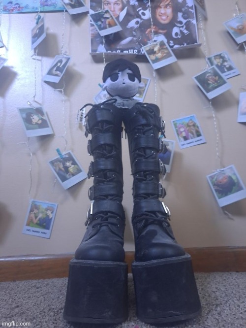 he boot to big for he got dam feet | made w/ Imgflip meme maker