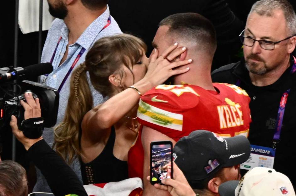 Taylor Swift travis Kelce kiss Superbowl Blank Meme Template