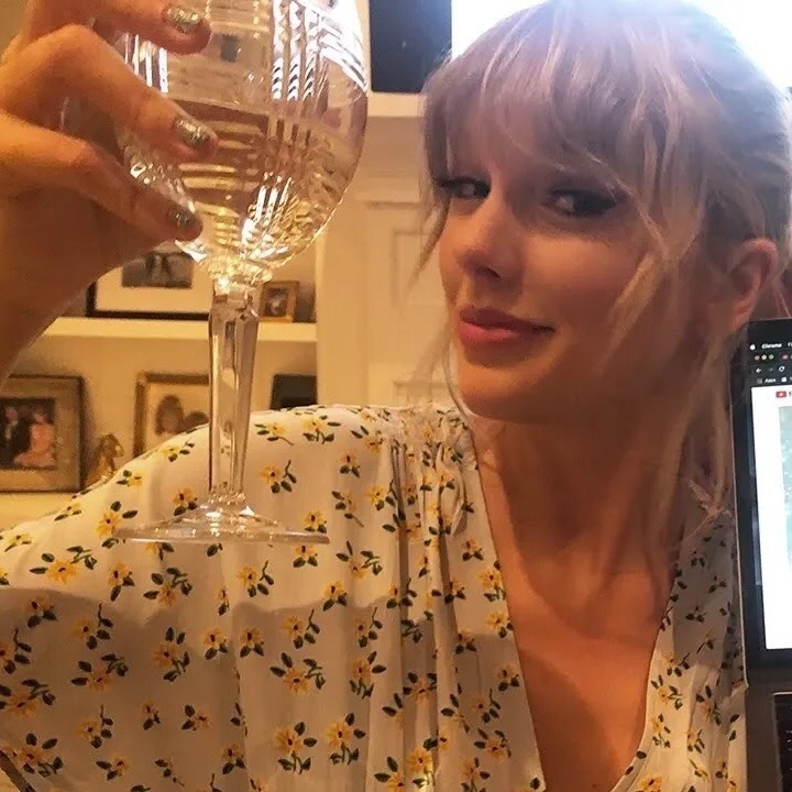 High Quality Taylor Swift Cheers Blank Meme Template