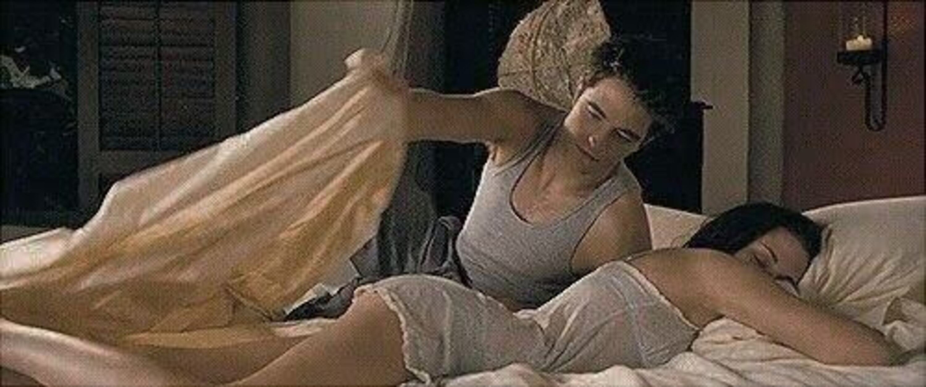 Twilight Edward tapa a bella en la cama Blank Meme Template