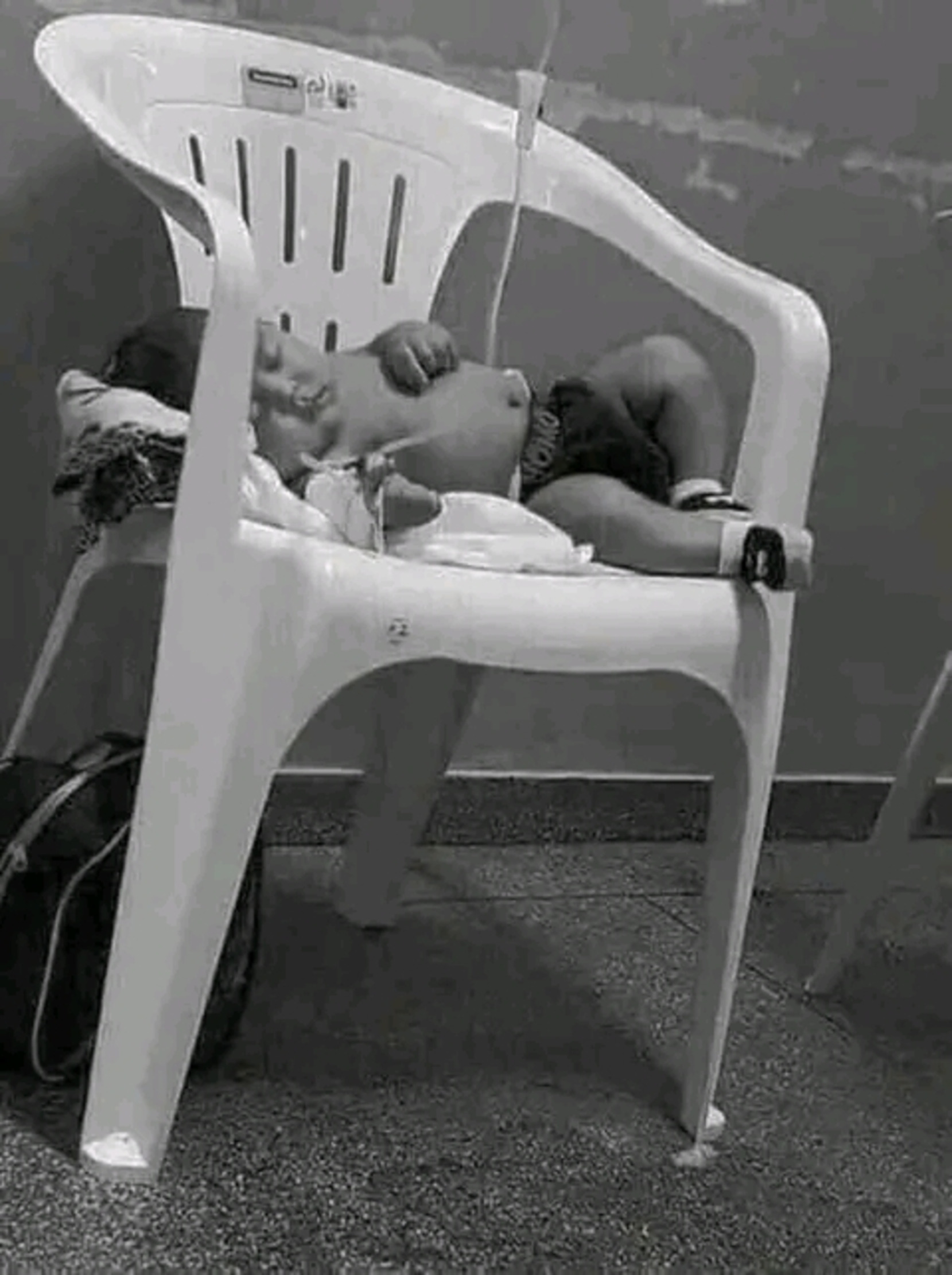 Bebe imss en silla de plástico apilable fuera de la incubadora Blank Meme Template