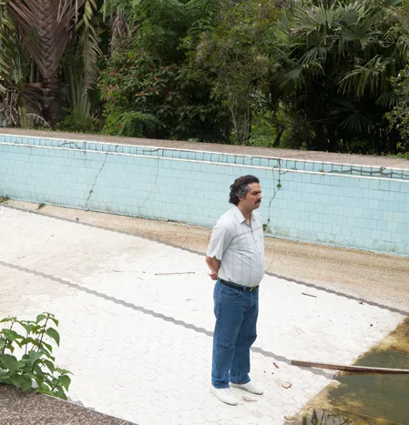 Pablo Waiting Blank Meme Template