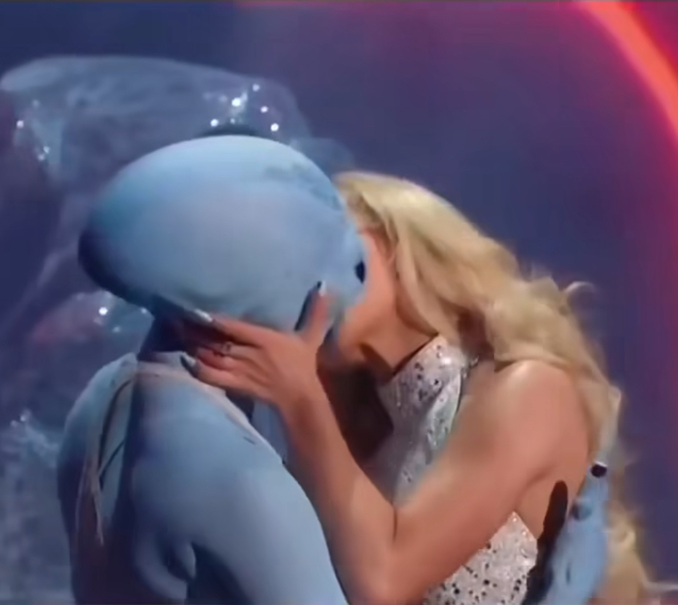 Sabrina Carpenter and Alien kiss Blank Meme Template