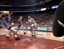 Scottie Pippen dunk in Ewing face.