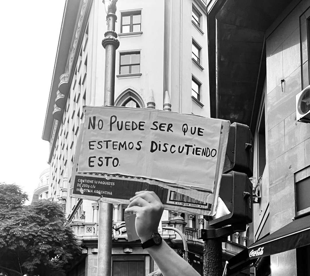 no puede ser que estemos discutiendo esto Blank Meme Template