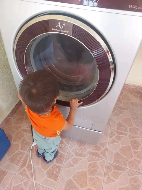 Niño bebé viendo centrifugado en ventana de lavadora Blank Meme Template