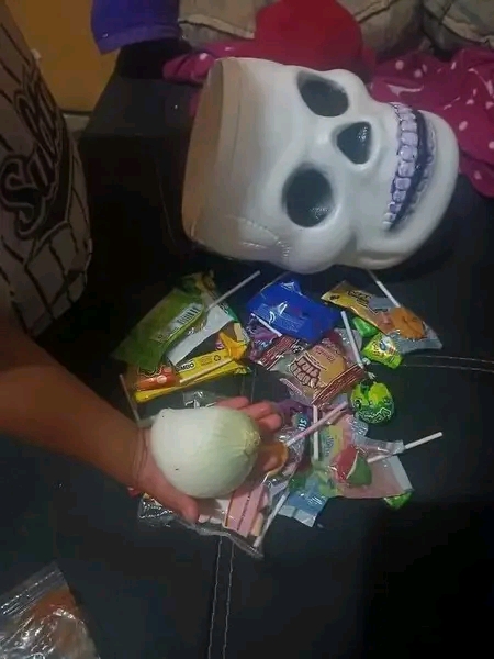 Cebolla en entre dulces de halloween jalogüín Blank Meme Template