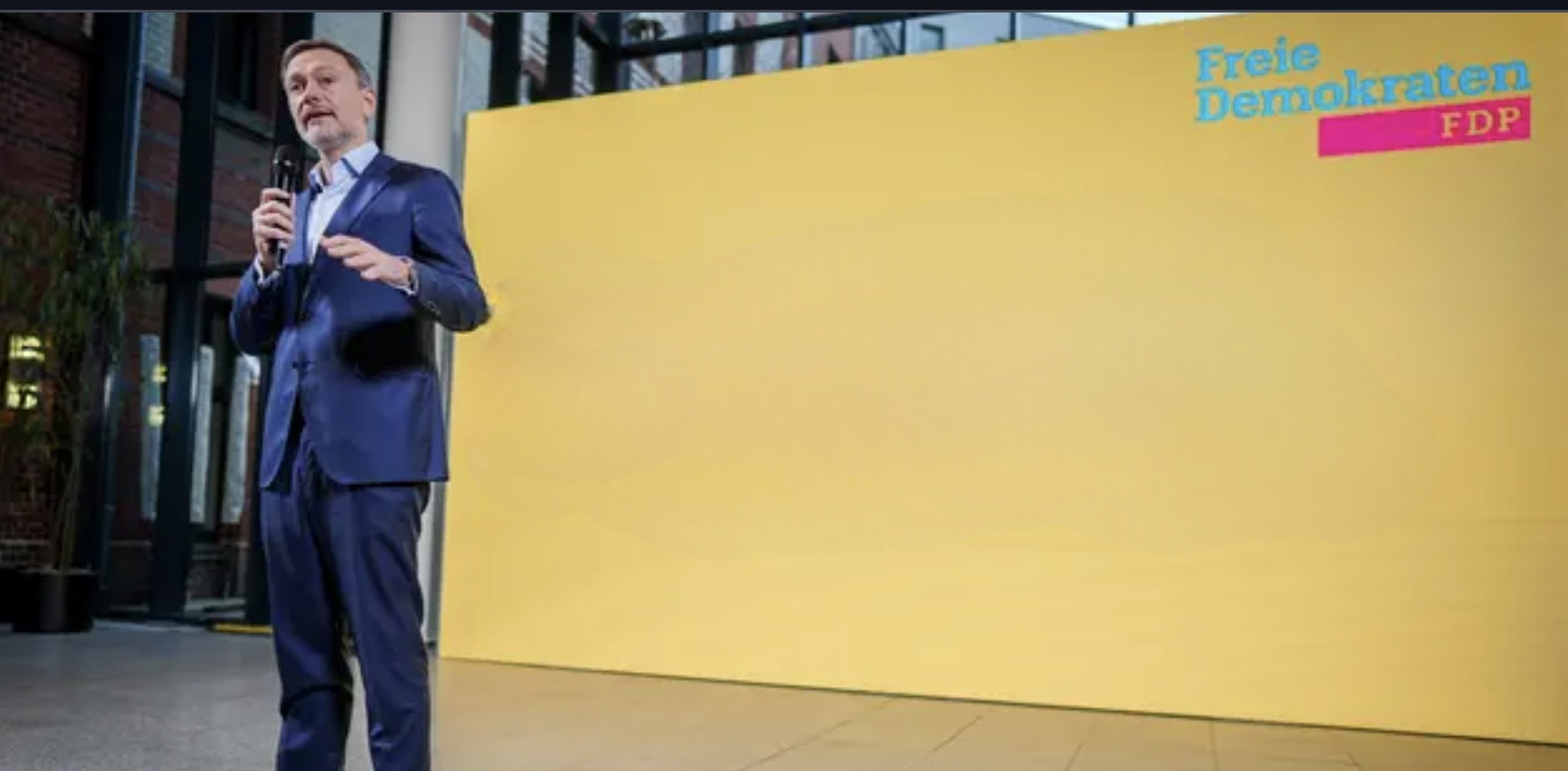 Christian Lindner Plakatwand Blank Meme Template