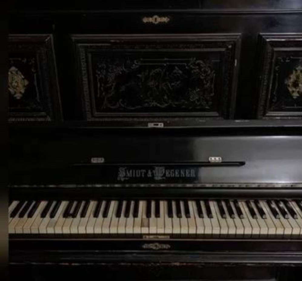 Piano. Blank Meme Template