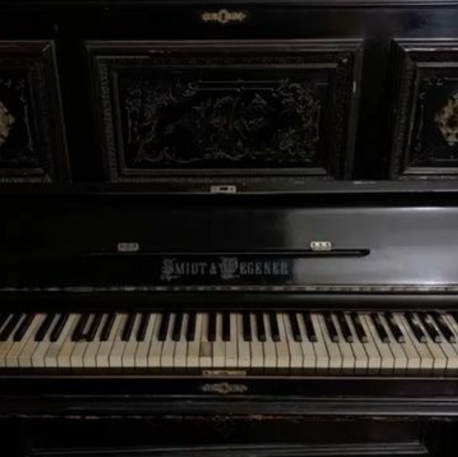 Piano. Blank Meme Template