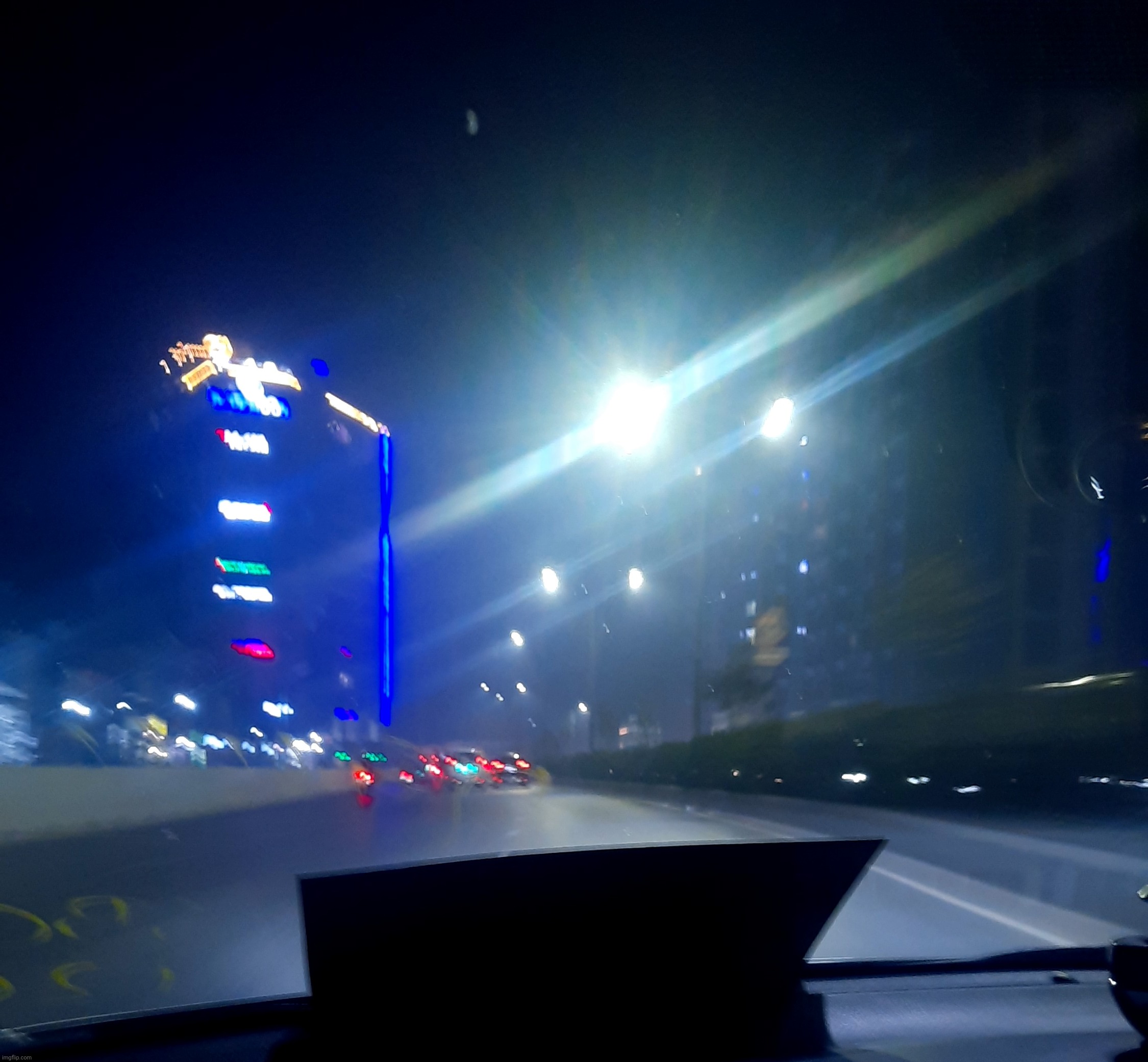 That light ray looks like Saturn lmfao | made w/ Imgflip meme maker