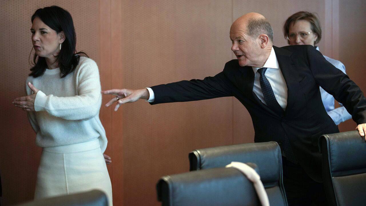 Baerbock ignoring Scholz Blank Meme Template