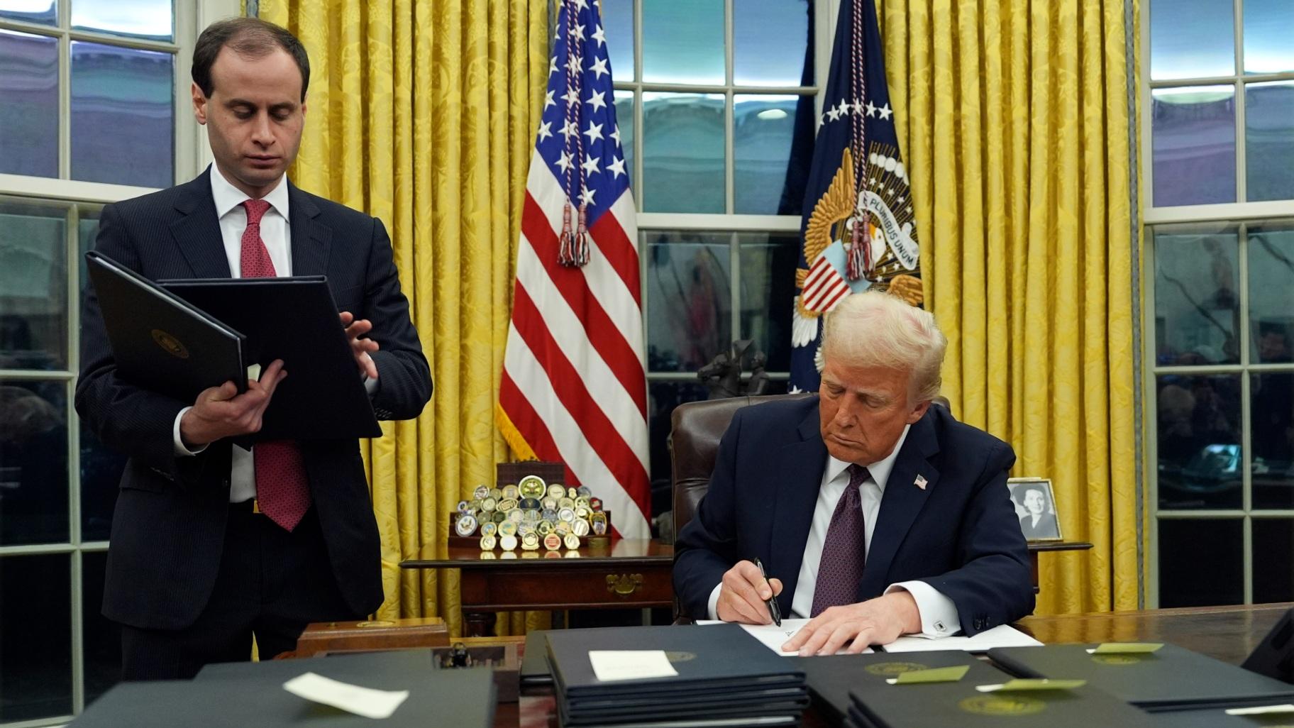 Trump signs Blank Meme Template