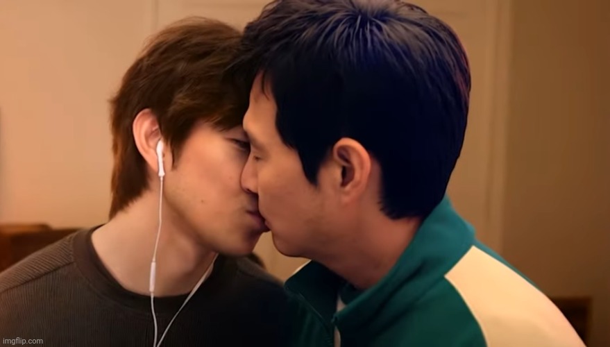 Before I go offline, because I have to charge my phone, have this screenshot | image tagged in flamingo kissing gi-hun,msmg,memes | made w/ Imgflip meme maker