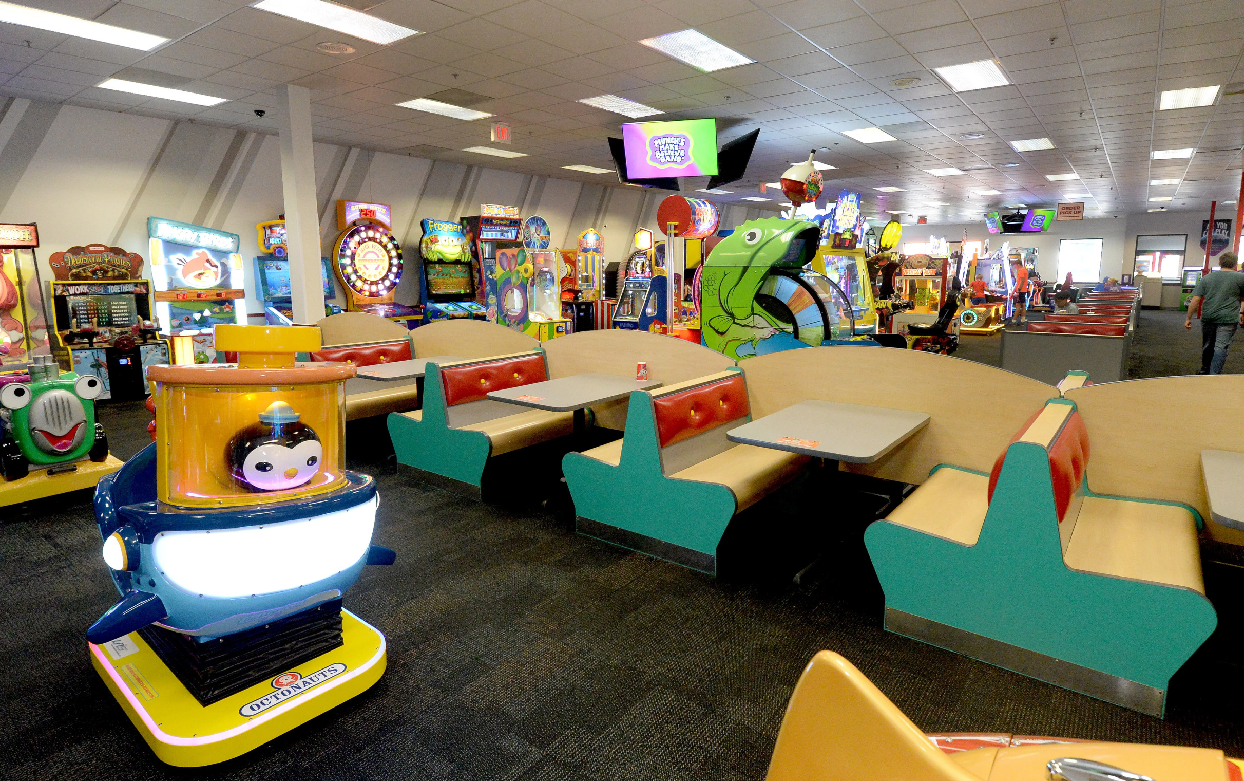 Chuck E. Cheese Blank Meme Template