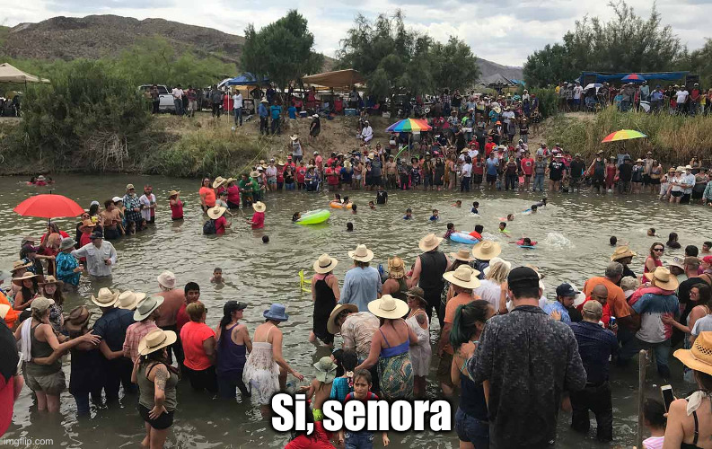 US mexico border | Si, senora | image tagged in us mexico border | made w/ Imgflip meme maker