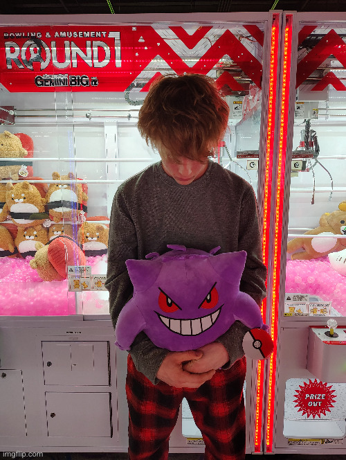 I won a Gengar at the crane machine | image tagged in gengar,pokemon,arcade,face reveal,fun,plush | made w/ Imgflip meme maker