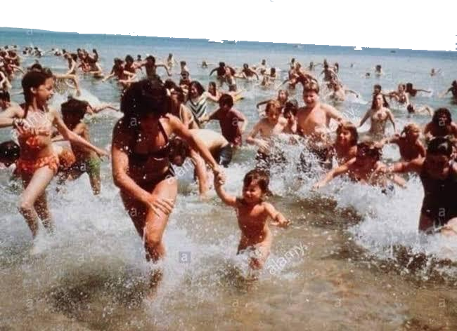 Gente huyendo del mar en playa Blank Meme Template