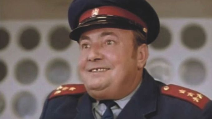 Pelíšky policista policajt Blank Meme Template