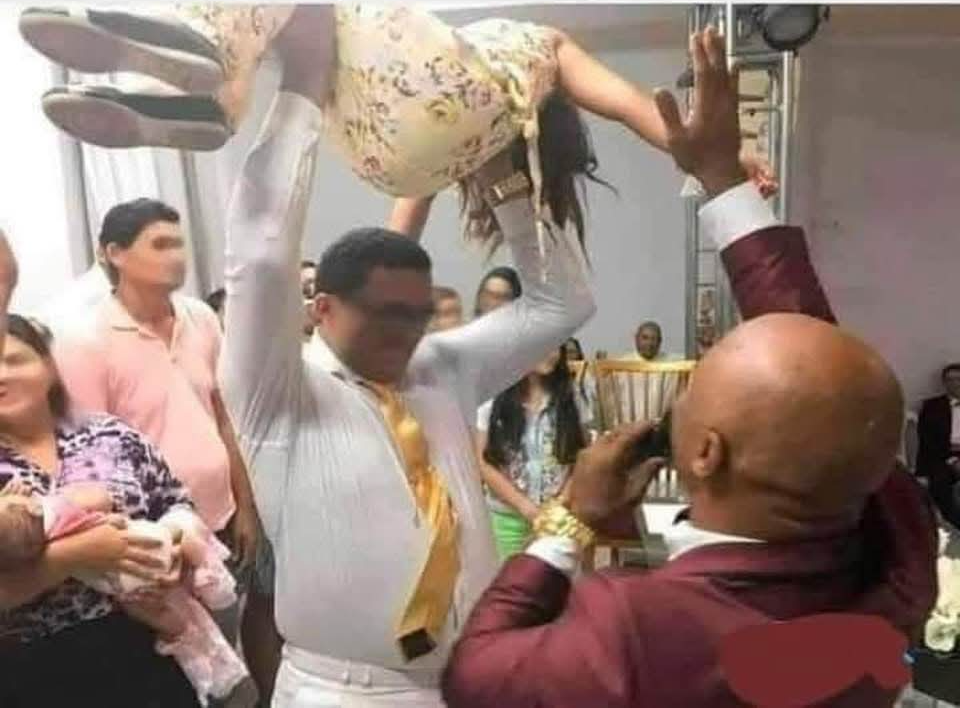Hermano trae aquí todos tus problemas y lánzalos al altar Blank Meme Template