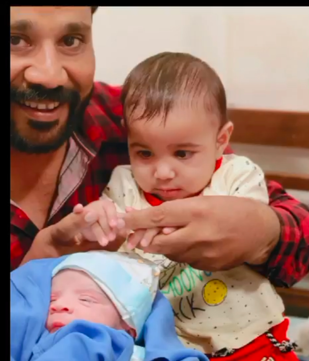 मैं matherchod हु लेकिन लोग मुझे रण्डी का बच्चा कहते हैं Blank Meme Template