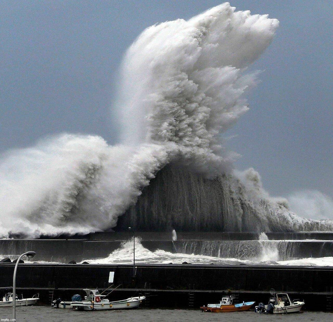 Great wave | image tagged in awesome | made w/ Imgflip meme maker
