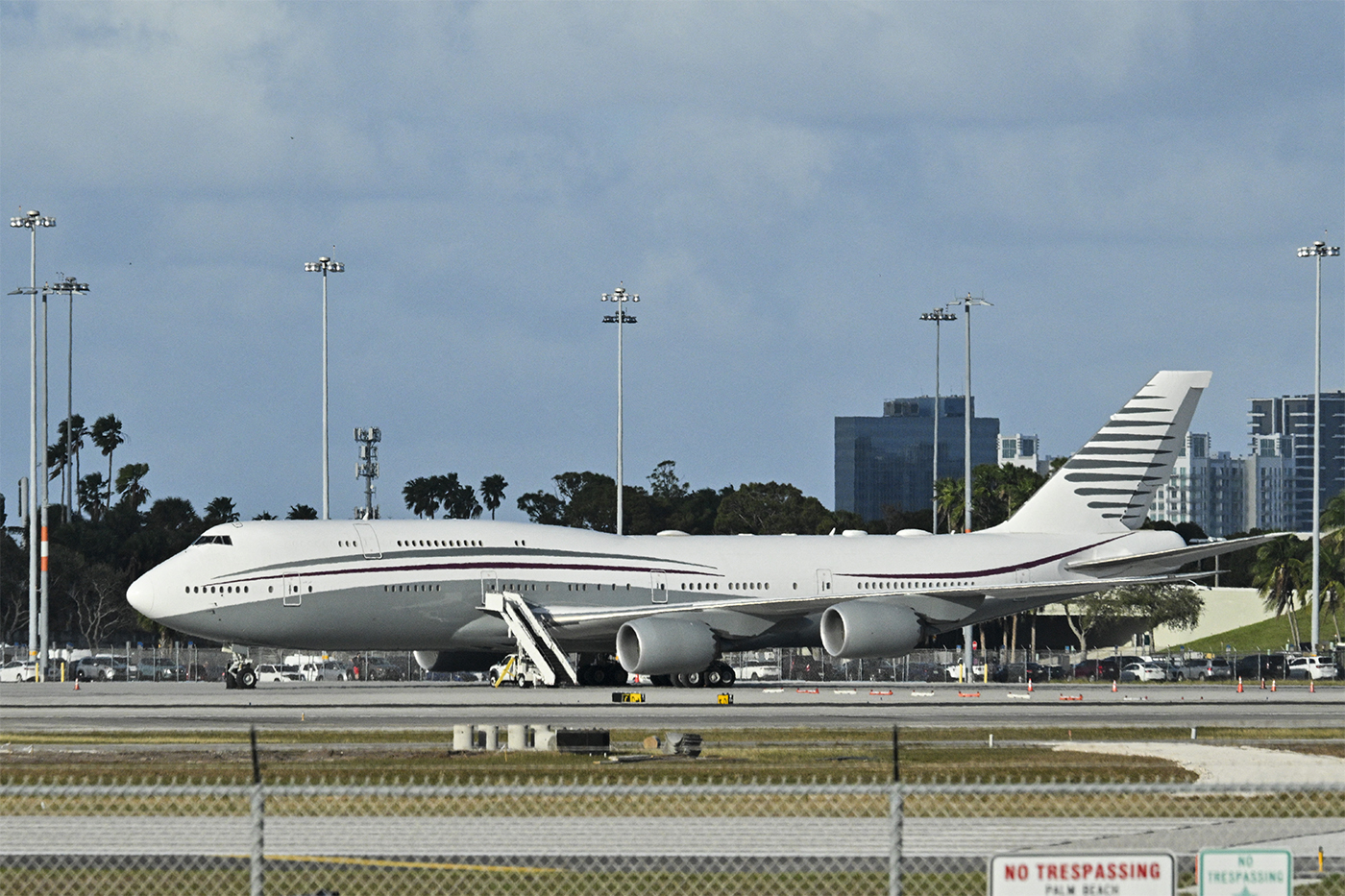 High Quality Qatar 747-800 Blank Meme Template