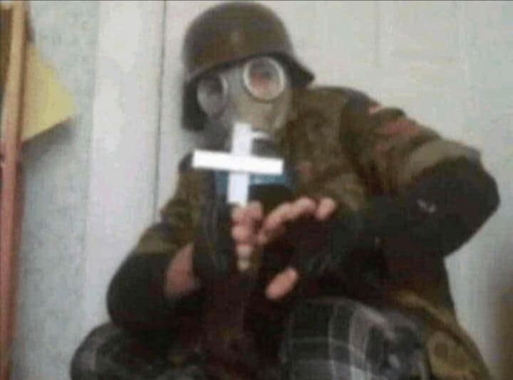 Soldado sendo protegido por sua cruz. Blank Meme Template