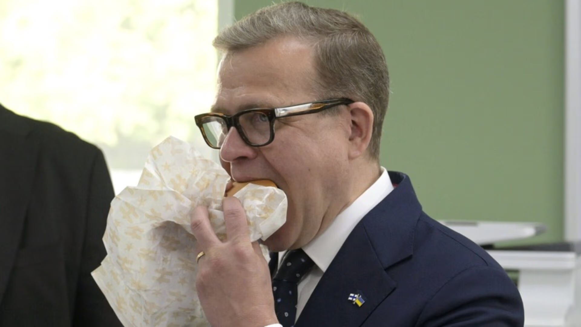 Petteri Orpo syö burgeria Blank Meme Template