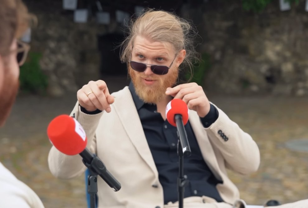 clownswelt finger Blank Meme Template