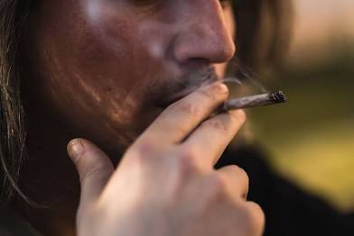 Smokes weed in spanish Blank Meme Template