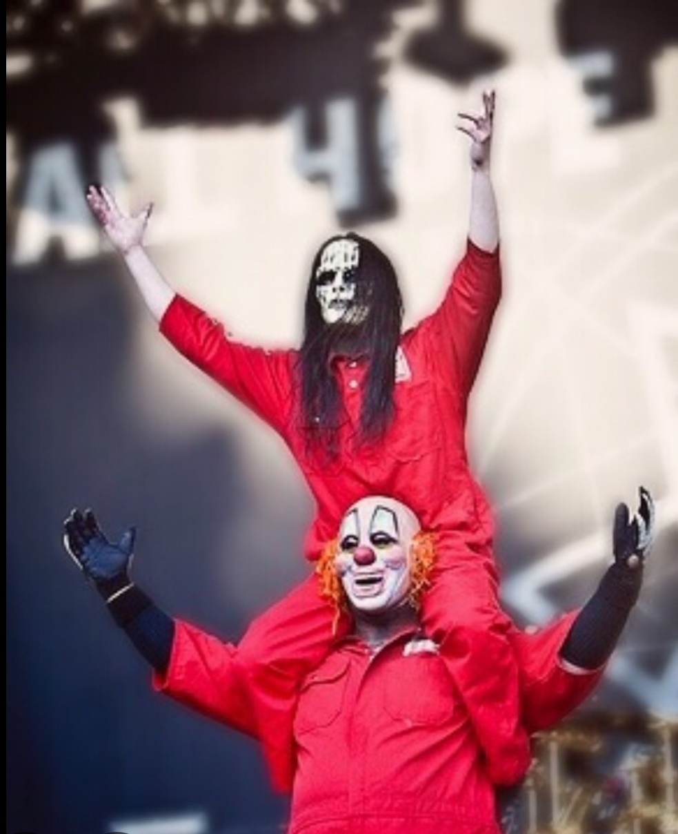 Joey Jordison in spalla a Shawn Crahan Blank Meme Template