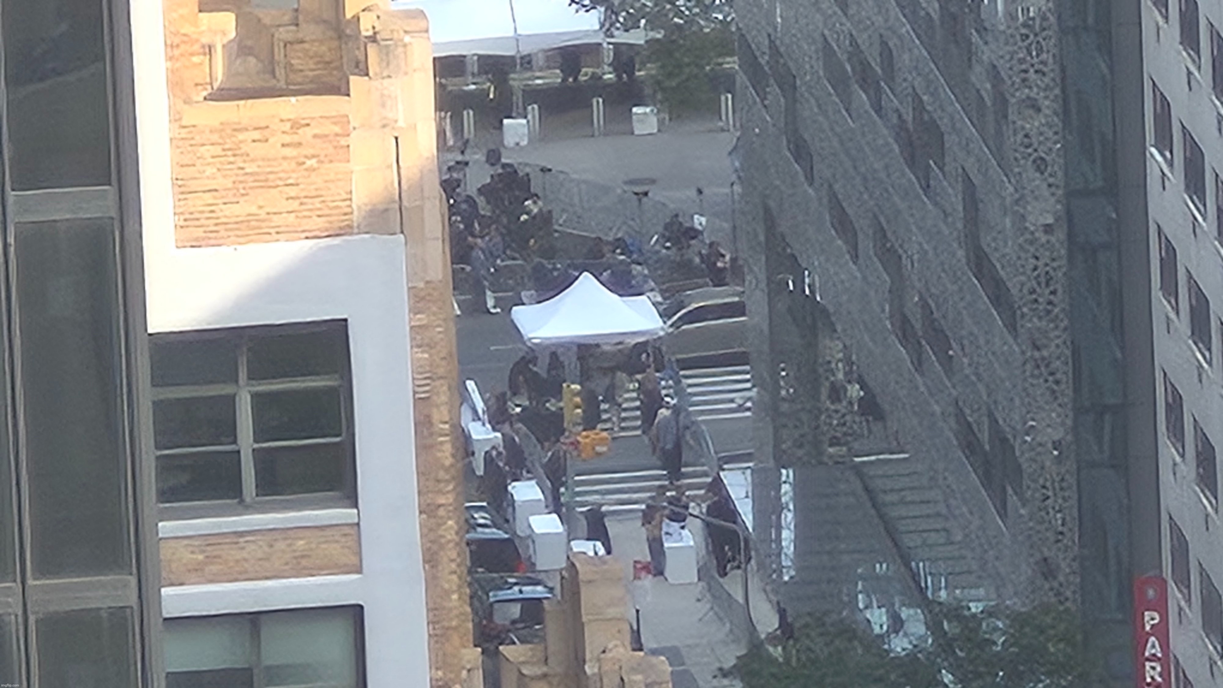 THERES A WAR OUTSODE THE UN BUILDING | made w/ Imgflip meme maker