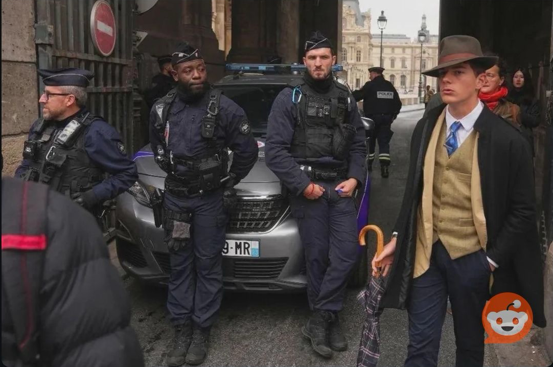 French Random Detective Blank Meme Template