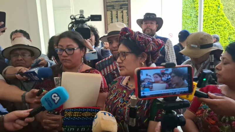 Spanish speakers anouncing Blank Meme Template