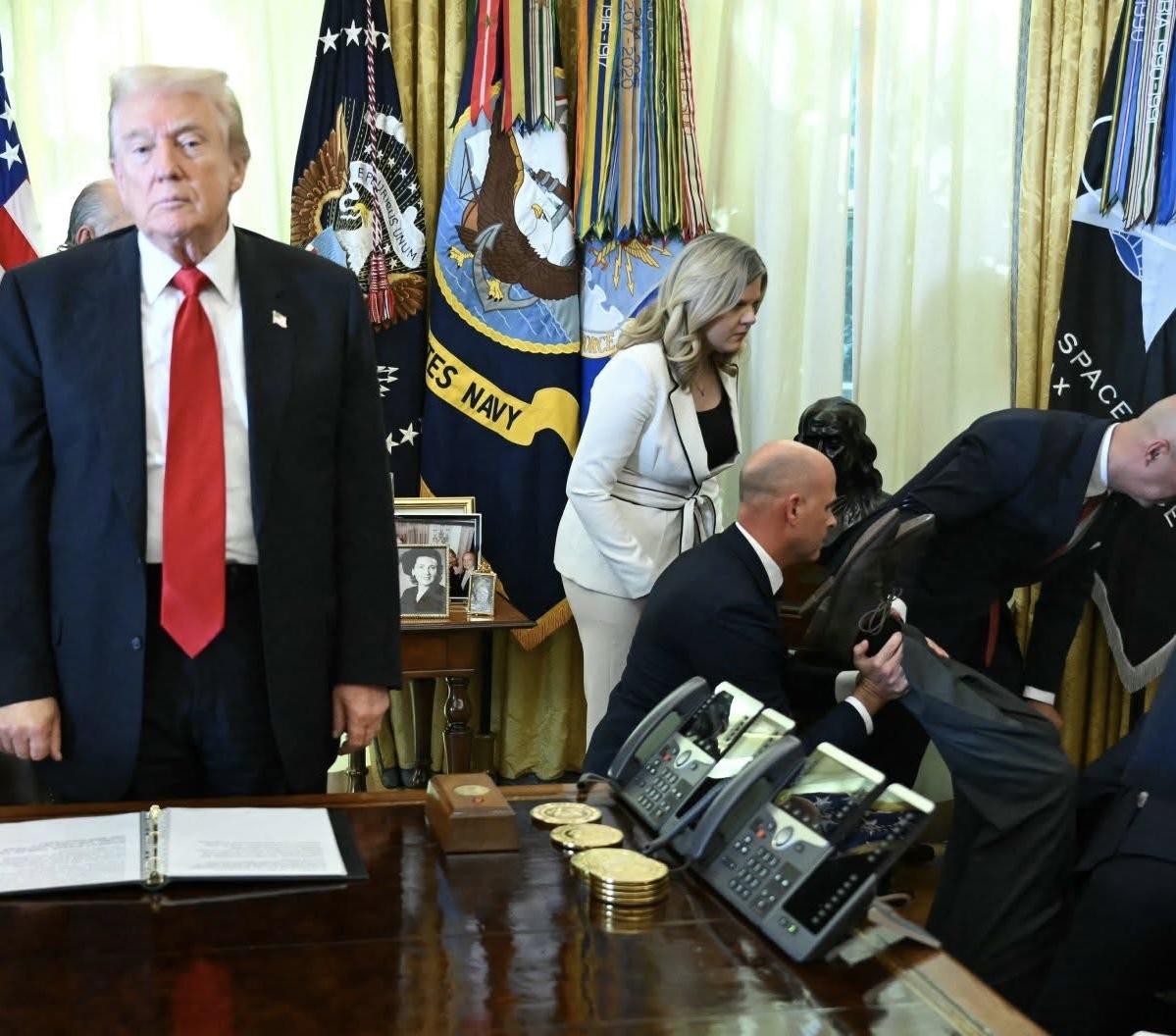 Trump buffering Blank Meme Template