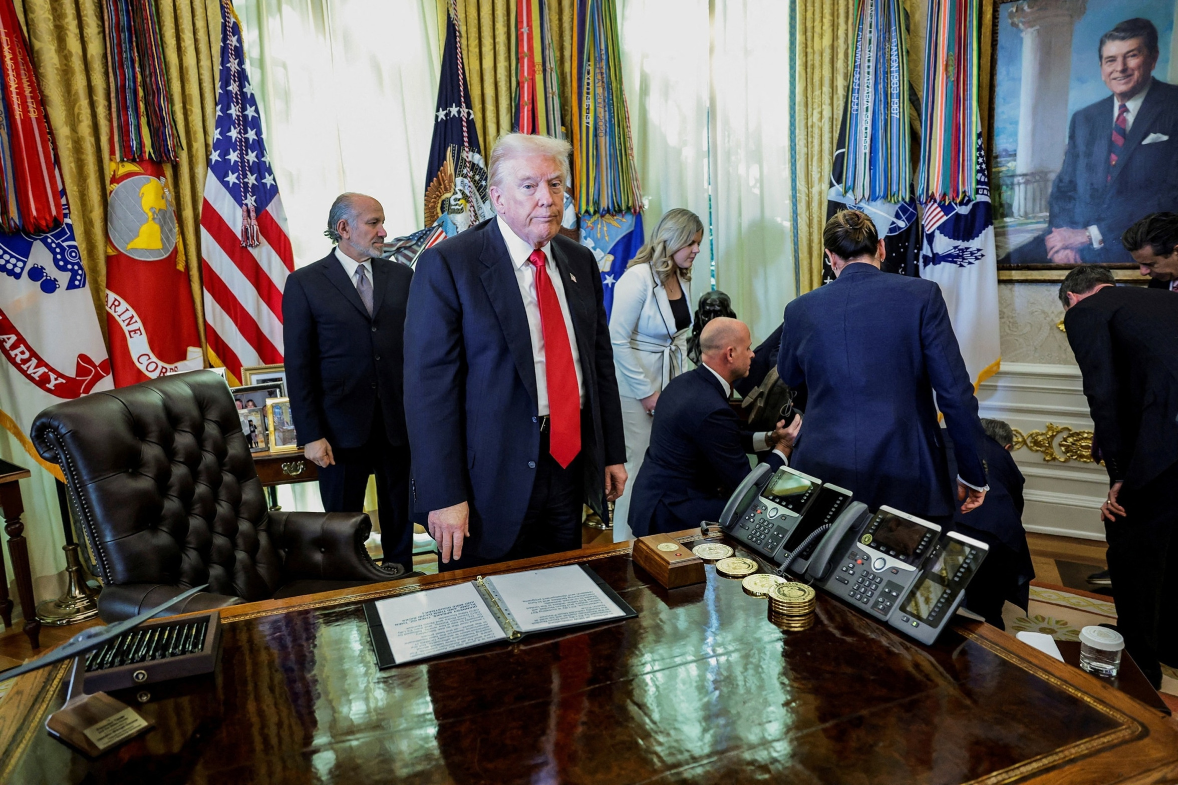 Donald Trump Goofy Oval Office Dazed and Confused Blank Meme Template