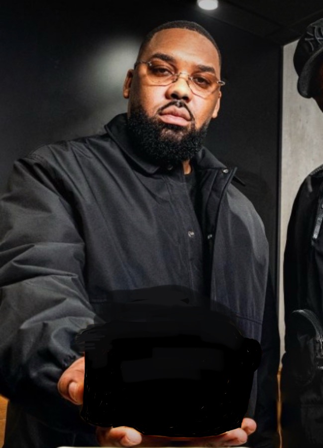 Triangle des Bermudes handing out something Blank Meme Template