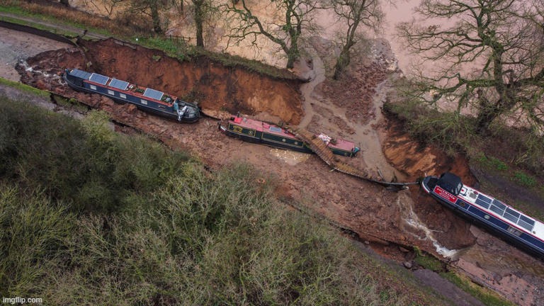 How the Drench Stole Christmas | image tagged in boats,oh no | made w/ Imgflip meme maker