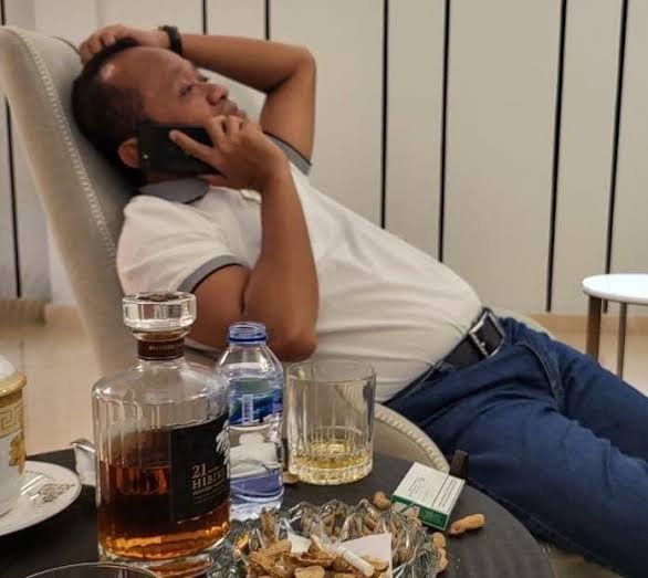 Bahlil hibiki telpon bahlil call a person call for help Blank Meme Template