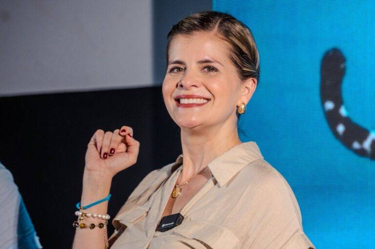 Laura Fernández Blank Meme Template