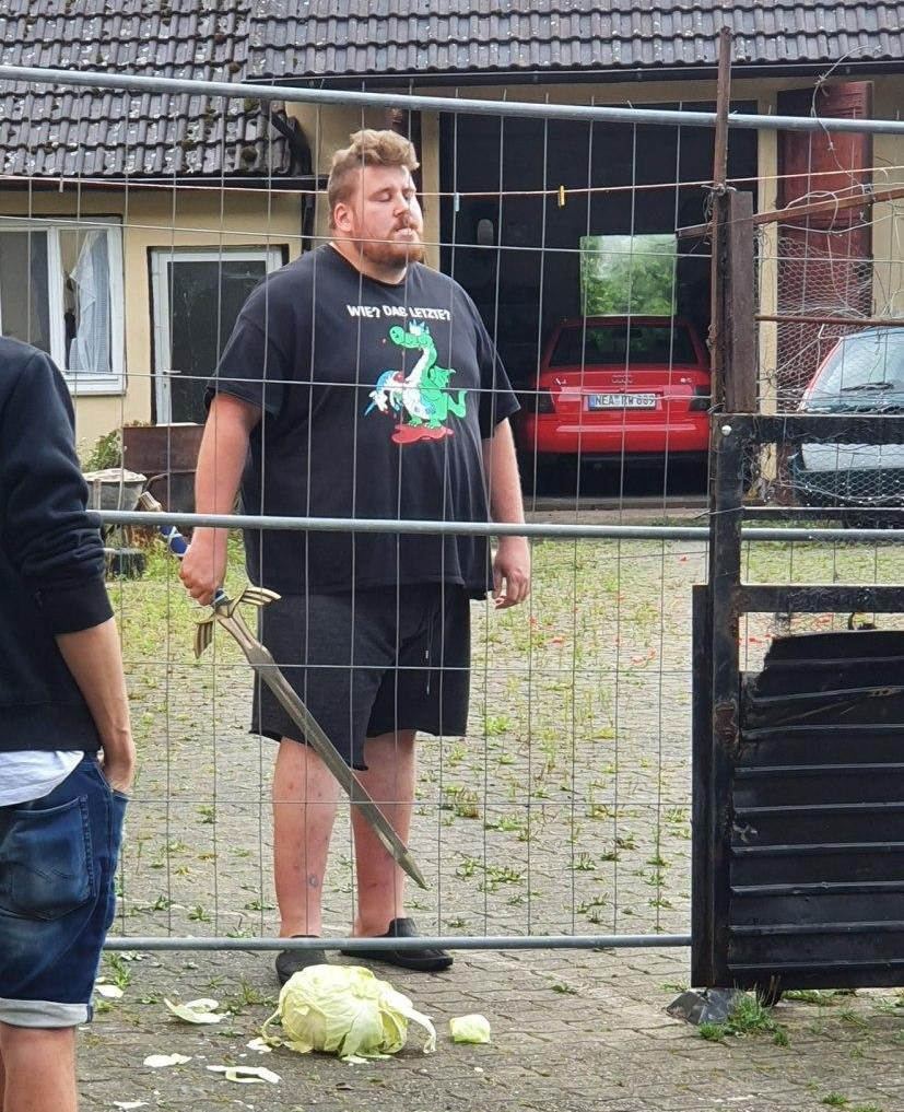 Drachelord Schwert Salat Blank Meme Template