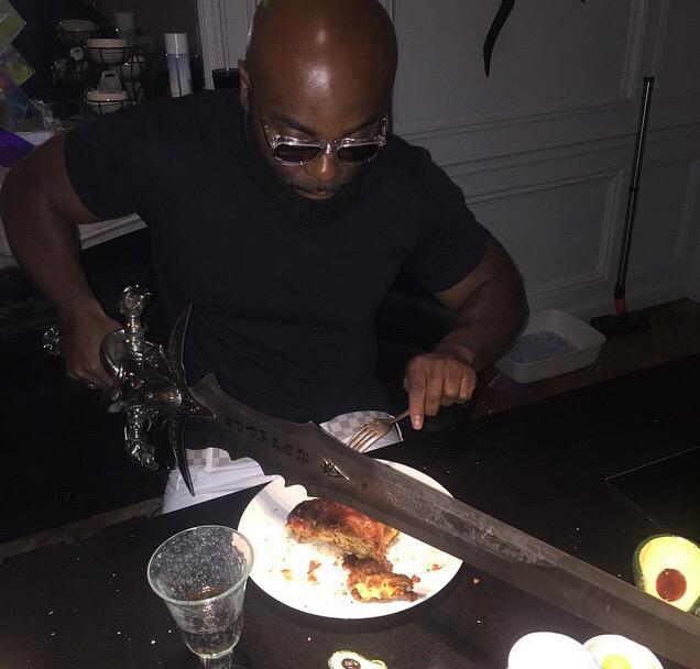 Kaaris mange à l'épée Blank Meme Template